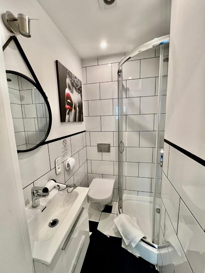 Unit Rooms Warszawa By Metro Rondo Onz Short Rent Idealne Pokoje Na Nocleg W Warszawie Экстерьер фото