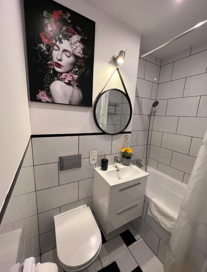 Unit Rooms Warszawa By Metro Rondo Onz Short Rent Idealne Pokoje Na Nocleg W Warszawie Экстерьер фото